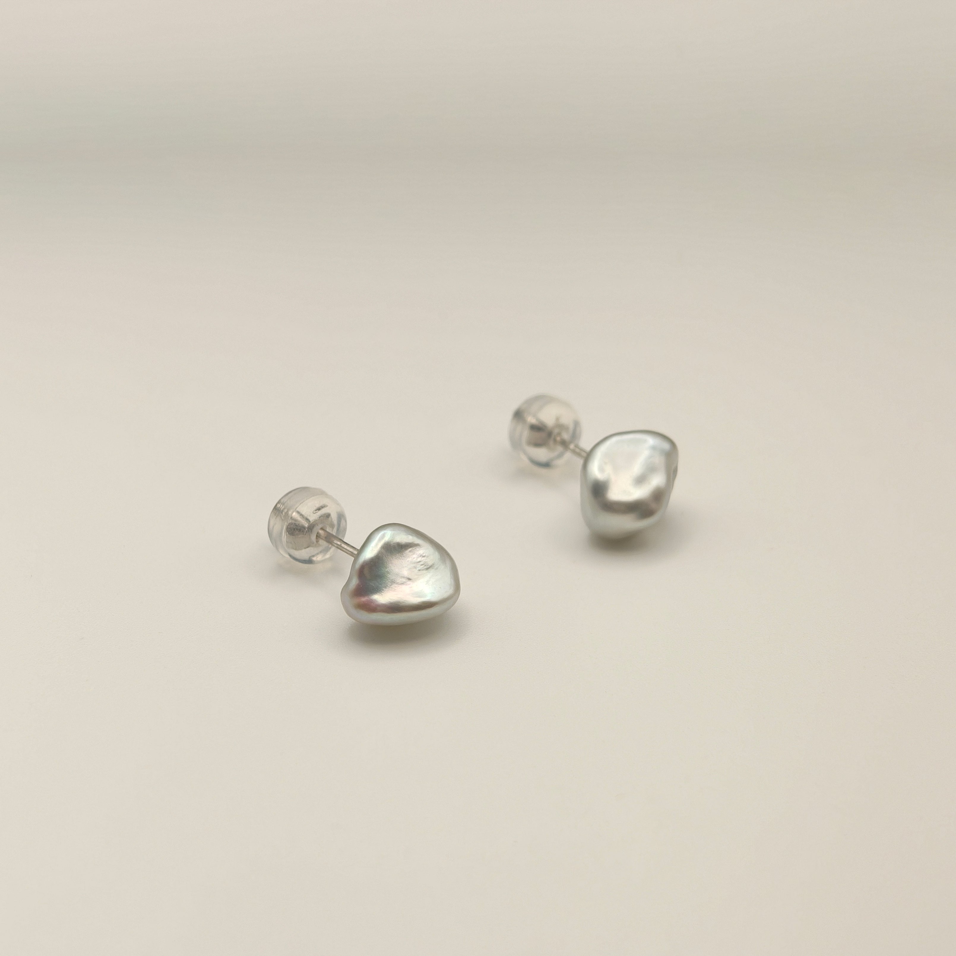 GEMMES NACRÉES. Keshi Baroque Pearl Stud Earrings - Silver