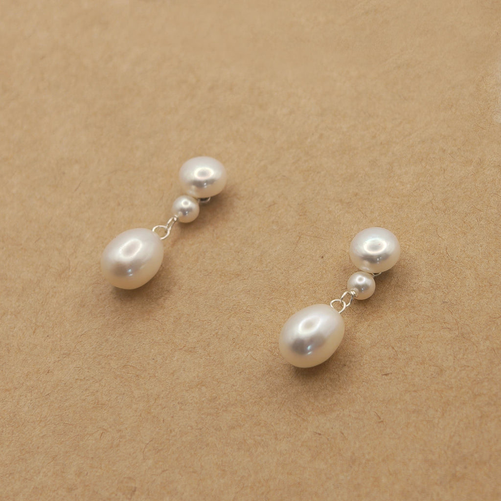 GOUTTES BAROQUES. Boucles d'oreilles clous à gouttes cabochon - Argent