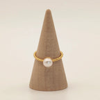 Bague torsadée or avec perle ronde d'eau douce sur surface