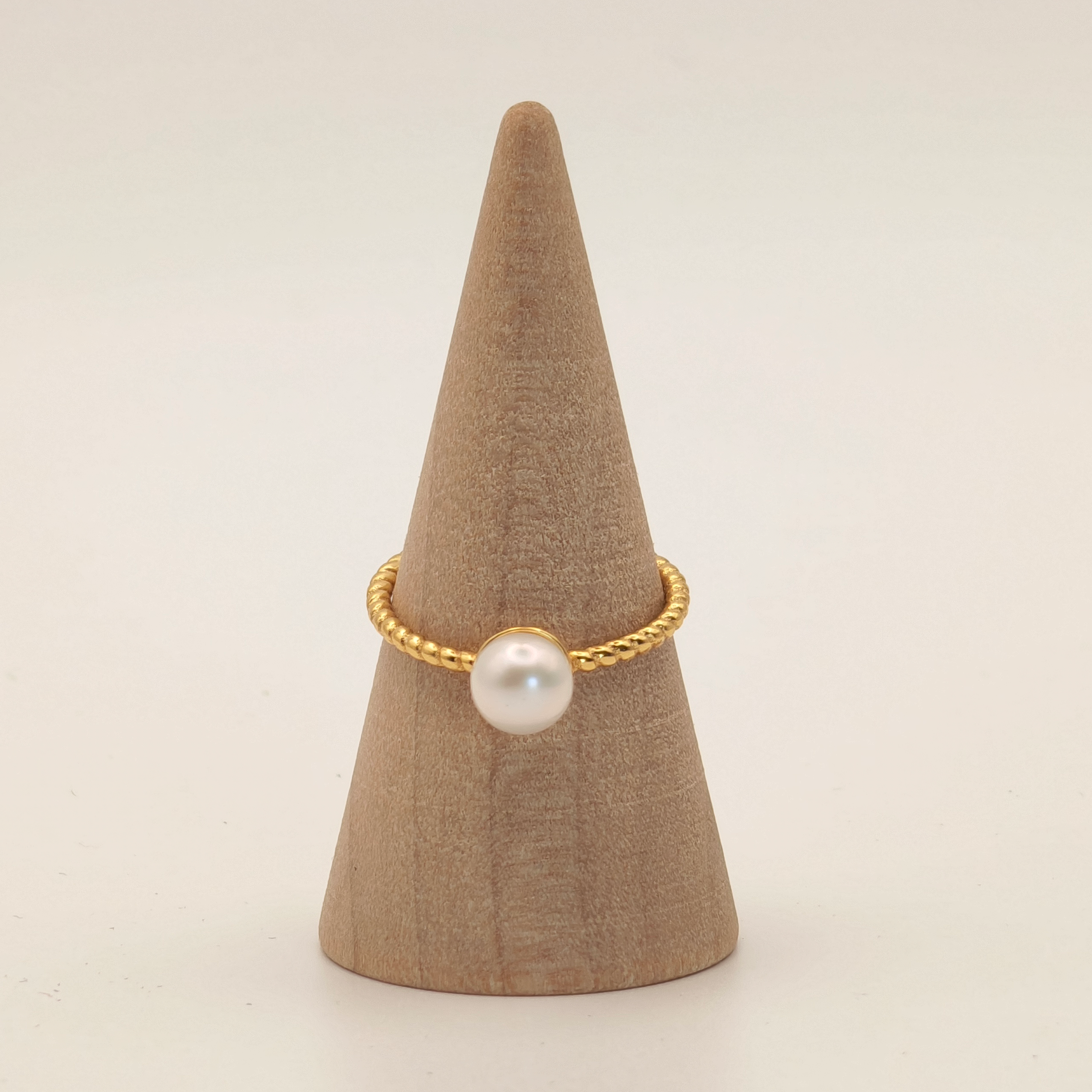 TRESSE DORÉE. Round Pearl Twisted Ring - Gold