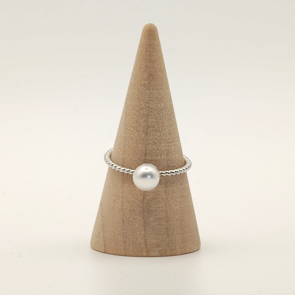 TRESSE ARGENTÉE. Bague Torsadée à Perle Ronde - Argent