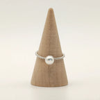 Vue rapprochée d'une bague torsadée argent 925 avec perle ronde d'eau douce 5mm, par Bijou Nacré