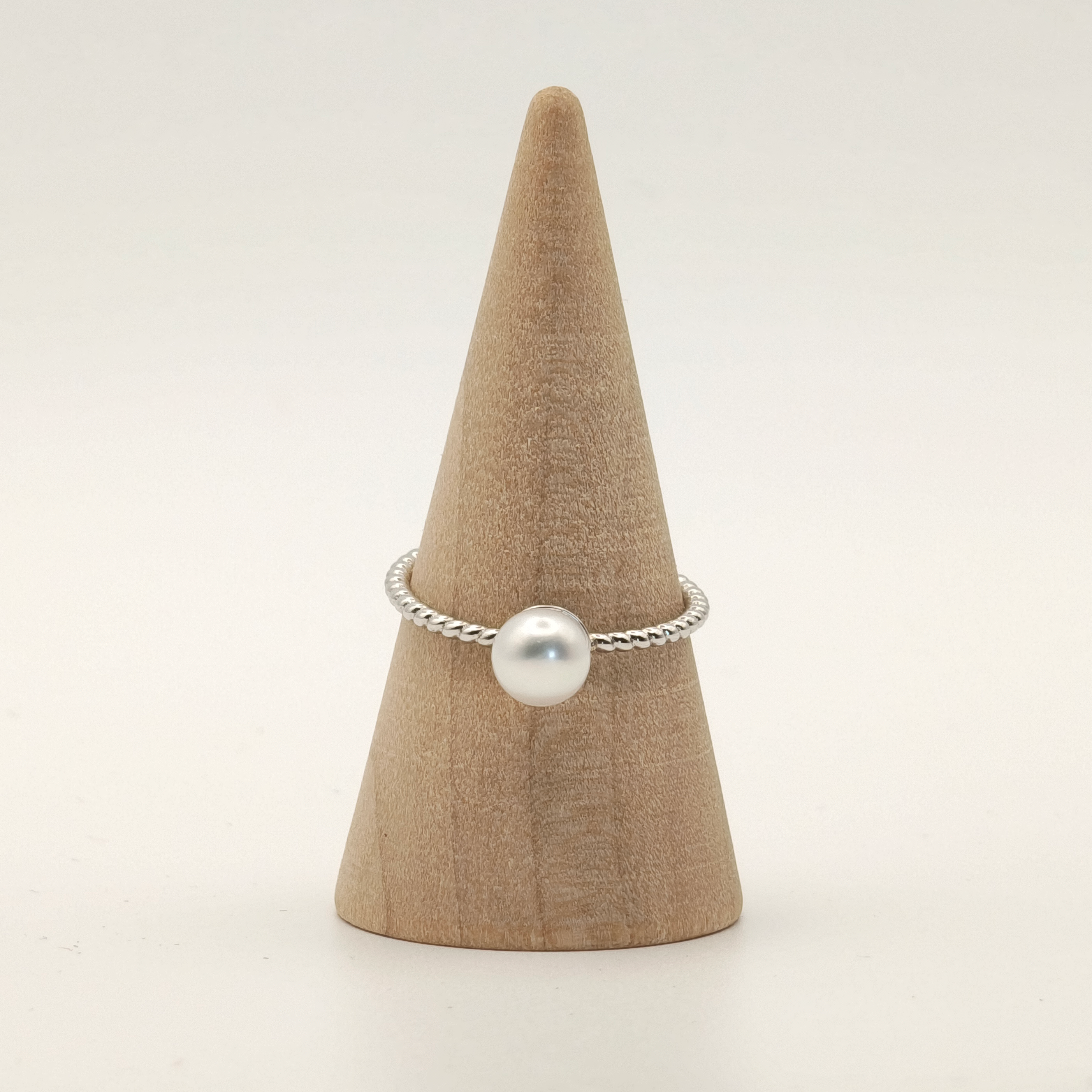 TRESSE ARGENTÉE. Round Pearl Twisted Ring - Silver