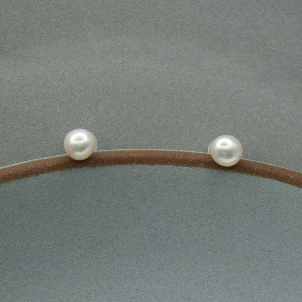 CABOCHONS NACRÉS. Boucles d'oreilles clous perle cabochon 7 mm - Argent