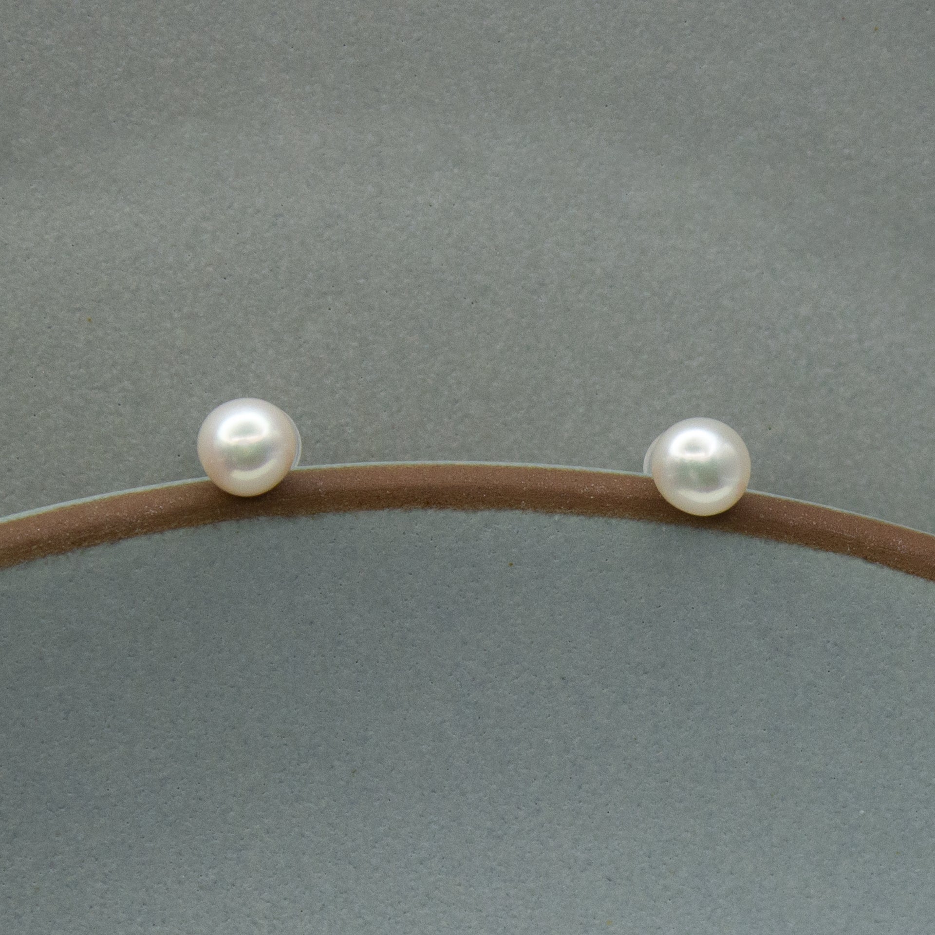 CABOCHONS NACRÉS. Cabochon Pearl 7mm Stud Earrings - Silver