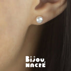 Boucles d'oreilles cabochon perle baroque 7mm argent sur mannequin, par Bijou Nacré