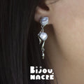Boucles d'oreilles forme lave argent avec quatre perles baroques sur mannequin, par Bijou Nacré