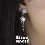 Boucles d'oreilles forme lave argent avec quatre perles baroques sur mannequin, par Bijou Nacré