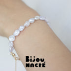 Bracelet perles baroques d'eau douce or sur mannequin avec rallonge goutte, par Bijou Nacré