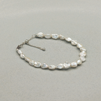 Vue rapprochée d'un bracelet perles baroques argent 925 avec chaîne goutte, par Bijou Nacré