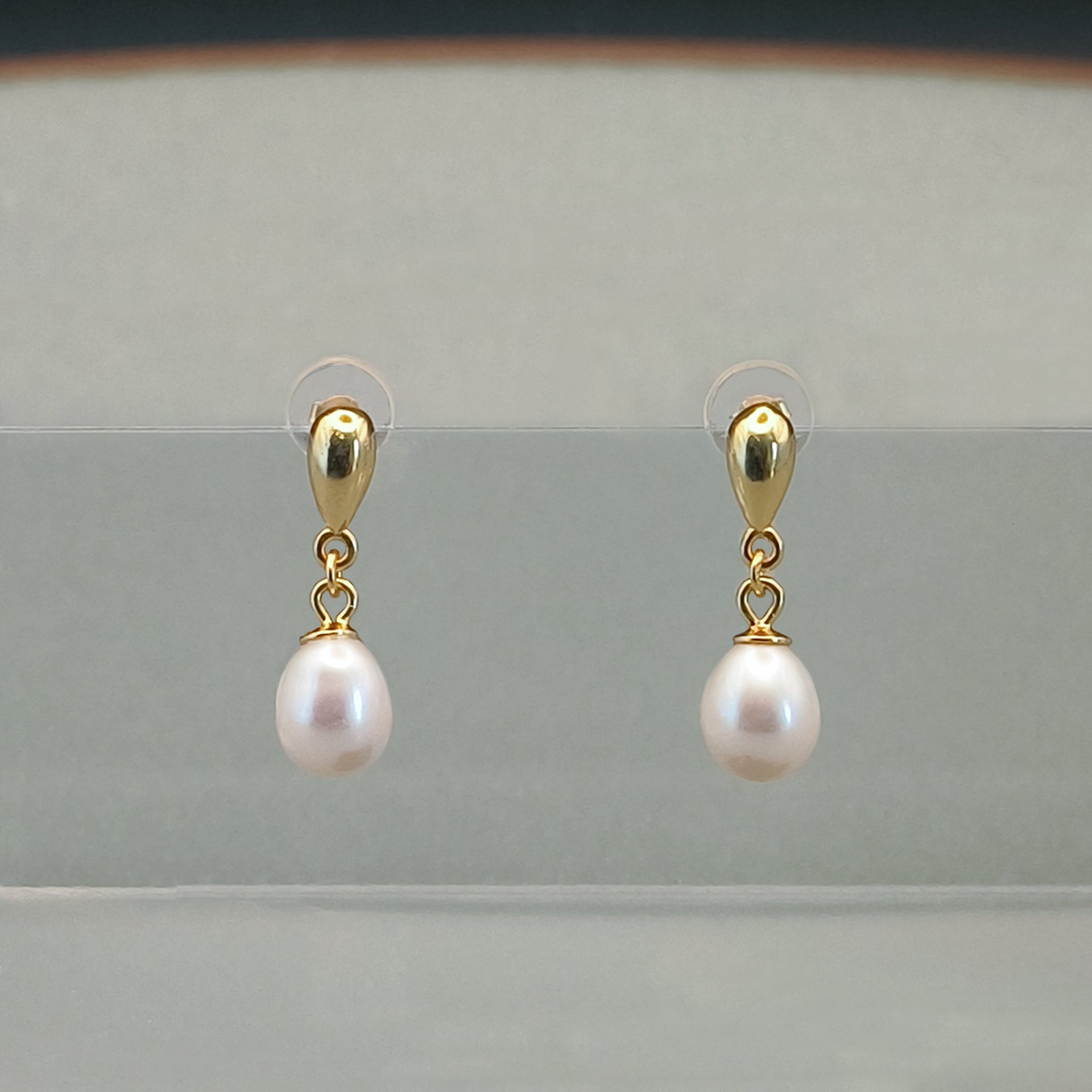 LARMES DORÉES. Reversed Droplet Oval Pearl Earrings - Gold