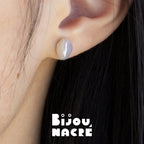 Boucles d'oreilles perles keshi baroques argent sur mannequin, par Bijou Nacré