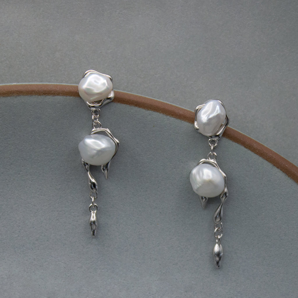 AEROLITHES NACRÉS. Boucles d'oreilles clous lave à perles Keshi - Argent