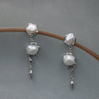 Vue rapprochée de boucles d'oreilles lave irrégulières argent 925 avec perles keshi, par Bijou Nacré