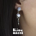 AEROLITHES NACRÉS. Boucles d'oreilles clous lave à perles Keshi - Argent