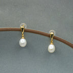 Vue de face de boucles d'oreilles goutte inversée or 18k, par Bijou Nacré
