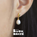 Boucles d'oreilles goutte inversée larges or avec perle baroque ovale sur mannequin, par Bijou Nacré
