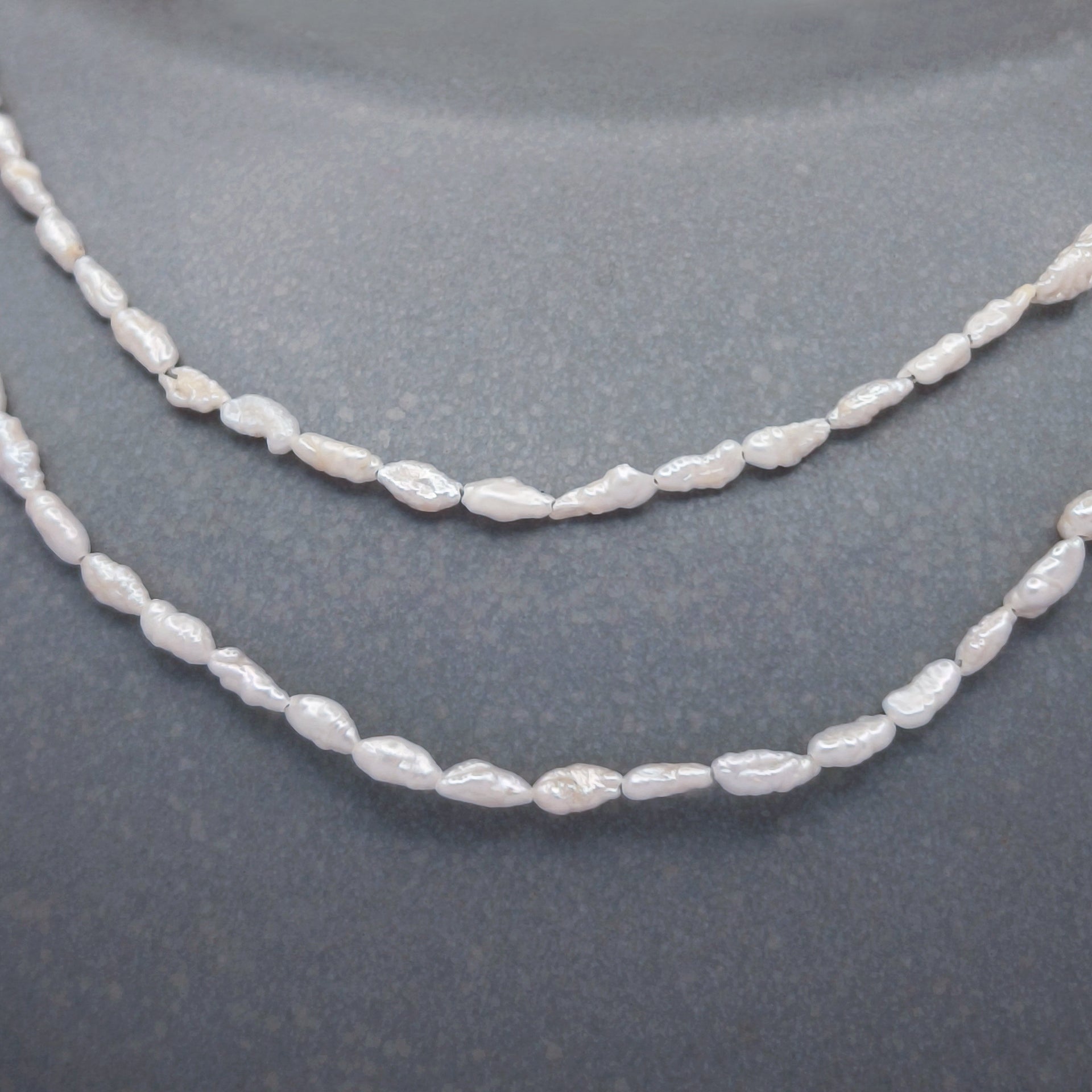 GRAINS NACRÉS. Keshi Pearl Long Necklace - Gold