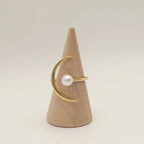 Vue rapprochée d'une bague croissant de lune or 18k avec perle ronde d'eau douce, par Bijou Nacré
