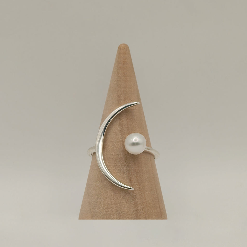 SATELLITE ARGENTÉ. Round Pearl Crescent Moon Ring - Silver