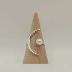 Vue rapprochée d'une bague croissant de lune argent 925 avec perle ronde d'eau douce, par Bijou Nacré