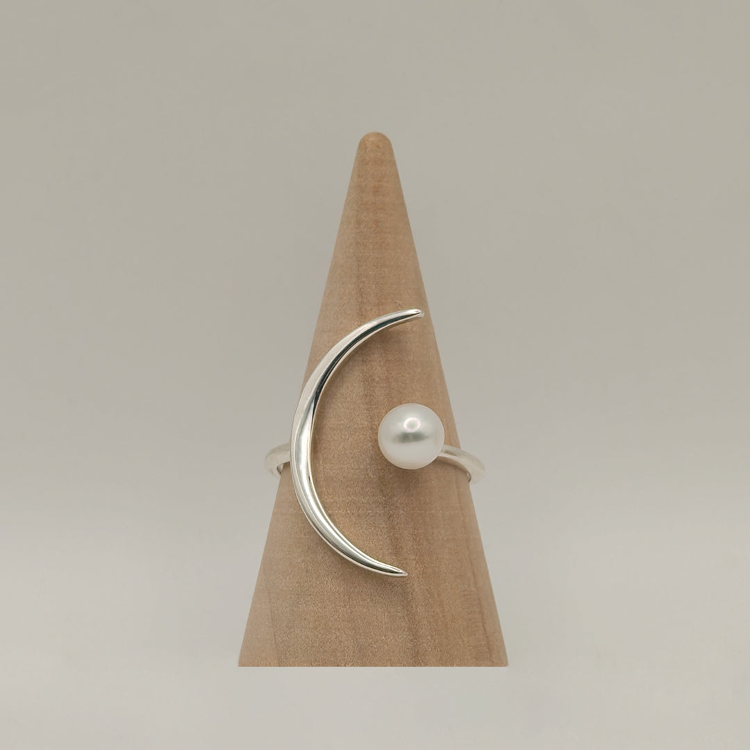SATELLITE ARGENTÉ. Round Pearl Crescent Moon Ring - Silver