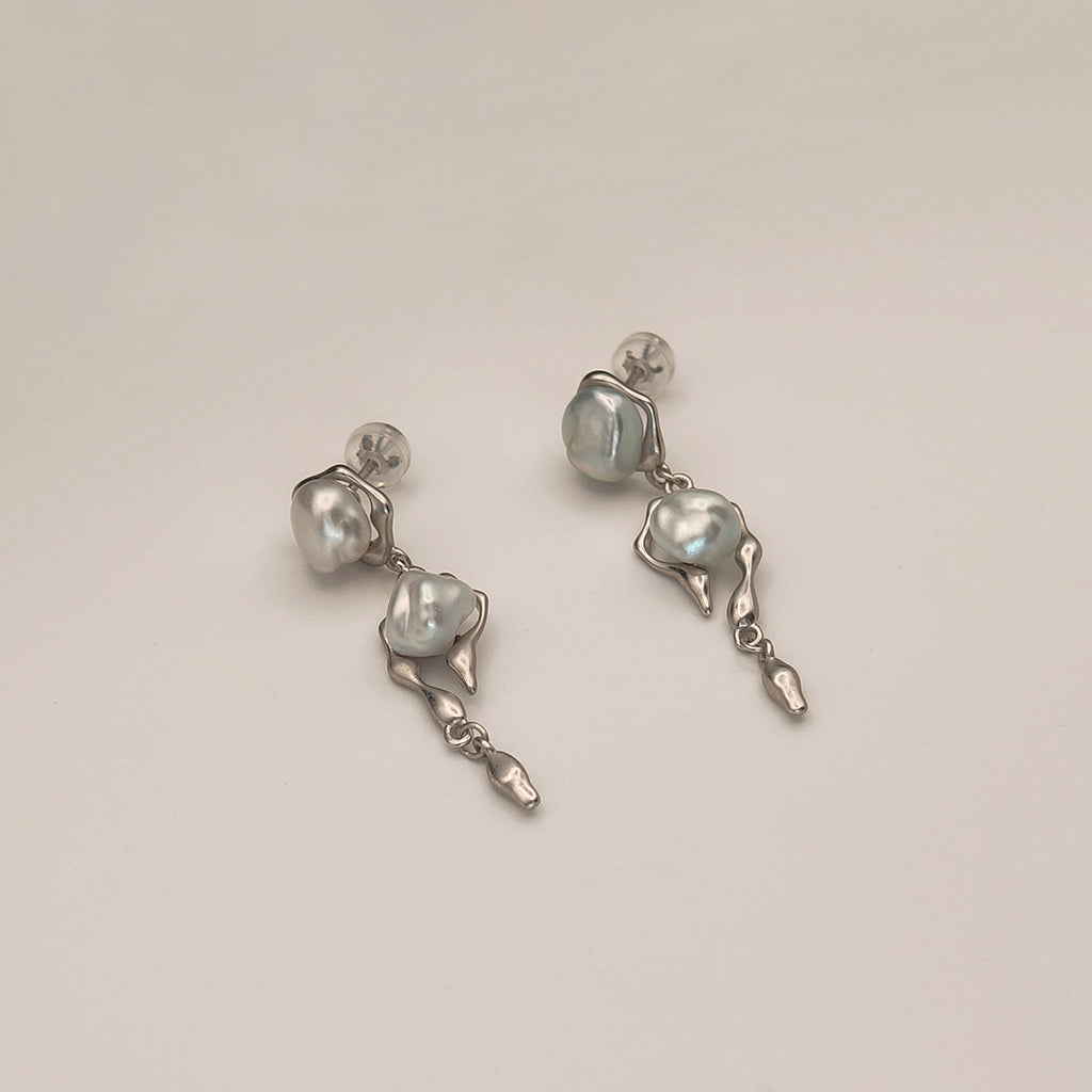 AEROLITHES NACRÉS. Boucles d'oreilles clous lave à perles Keshi - Argent