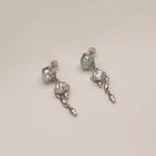 Boucles d'oreilles perles baroques argent avec design lave sur présentoir