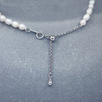 Vue d'ensemble d'un collier long perles baroques argent 925 avec rallonge goutte