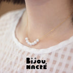 Collier chaîne sourire or avec sept perles rondes sur mannequin, par Bijou Nacré