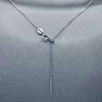 Collier sourire argent avec perles rondes d'eau douce sur présentoir