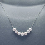 Vue rapprochée d'un collier chaîne argent 925 avec sept perles rondes d'eau douce, par Bijou Nacré