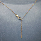 Collier sourire or avec perles rondes sur surface