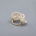 Vue rapprochée d'une bague perles baroques riz or 18k avec 8 rangées de perles, par Bijou Nacré