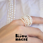 Bague perles baroques riz argent avec design voie lactée sur mannequin, par Bijou Nacré