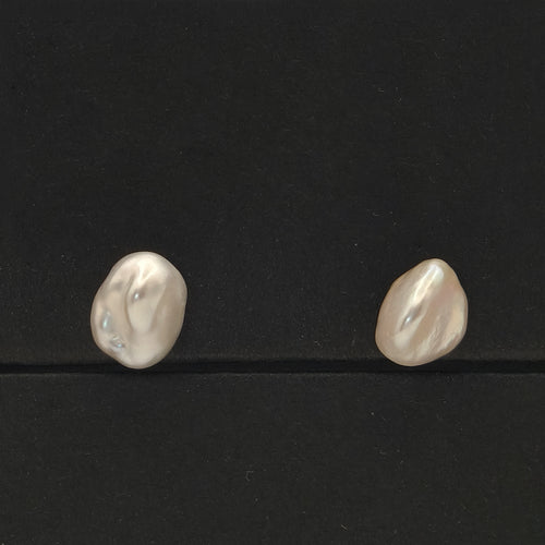 GEMMES NACRÉES. Keshi Baroque Pearl Stud Earrings - Silver