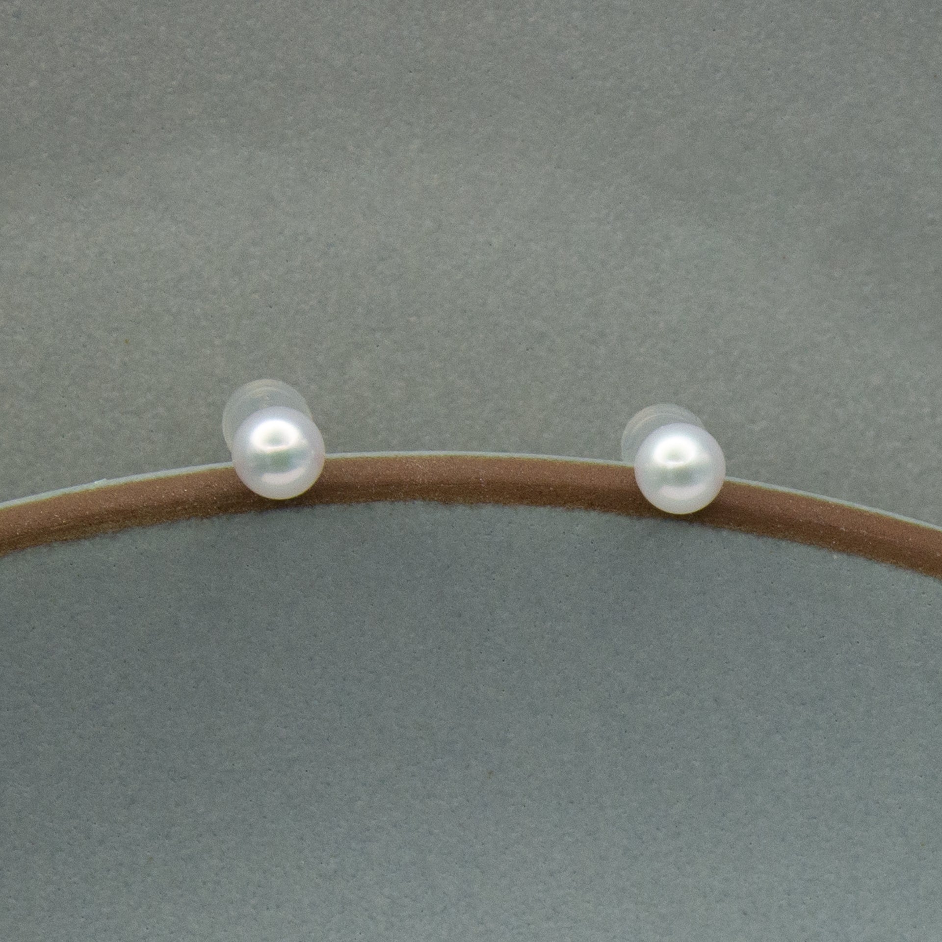 CLASSIC. Round Pearl 5mm Stud Earrings - Silver