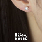 Boucles d'oreilles classiques perles rondes 5mm argent sur mannequin, par Bijou Nacré