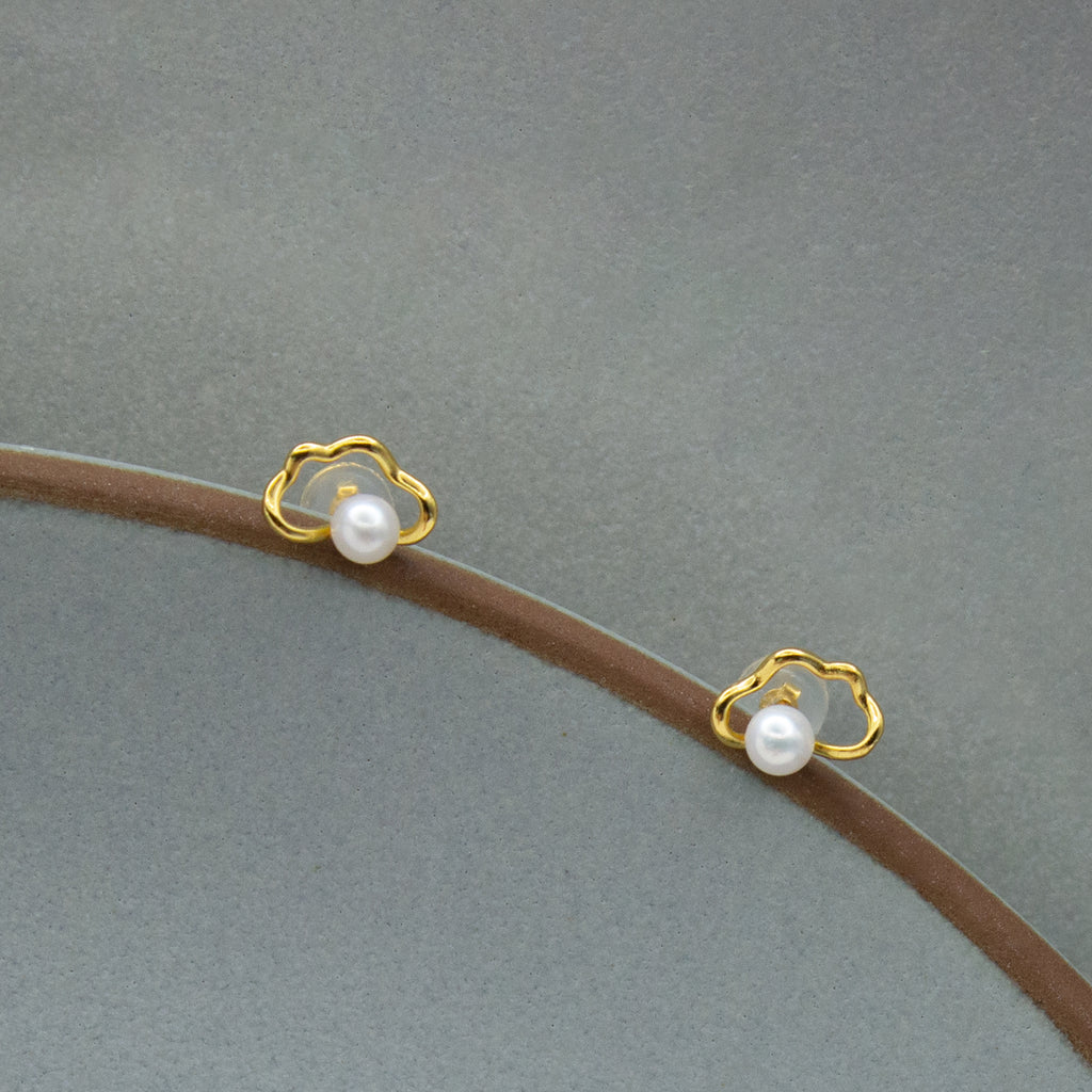 NUAGES DORÉS. Boucles d’oreilles à Clou avec Perles Rondes en Forme de Nuage - Plaqué Or