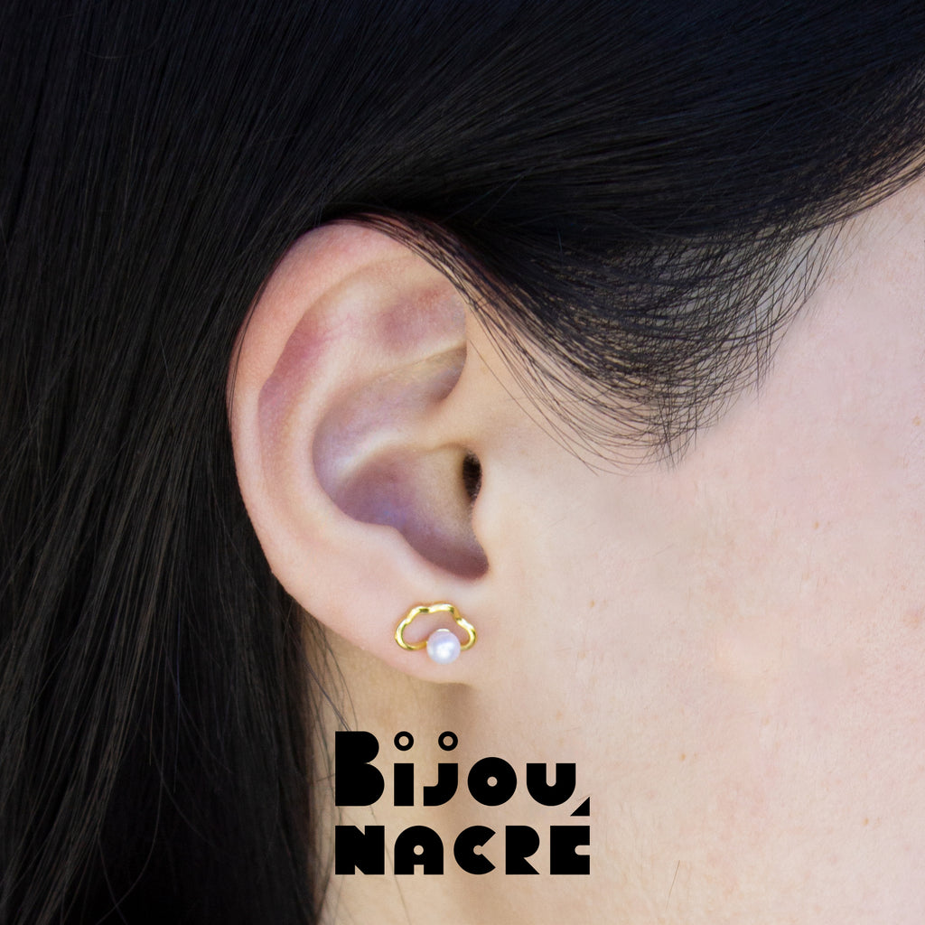 NUAGES DORÉS. Boucles d’oreilles à Clou avec Perles Rondes en Forme de Nuage - Plaqué Or