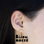 Boucles d'oreilles nuage or avec perles rondes d'eau douce sur mannequin, par Bijou Nacré