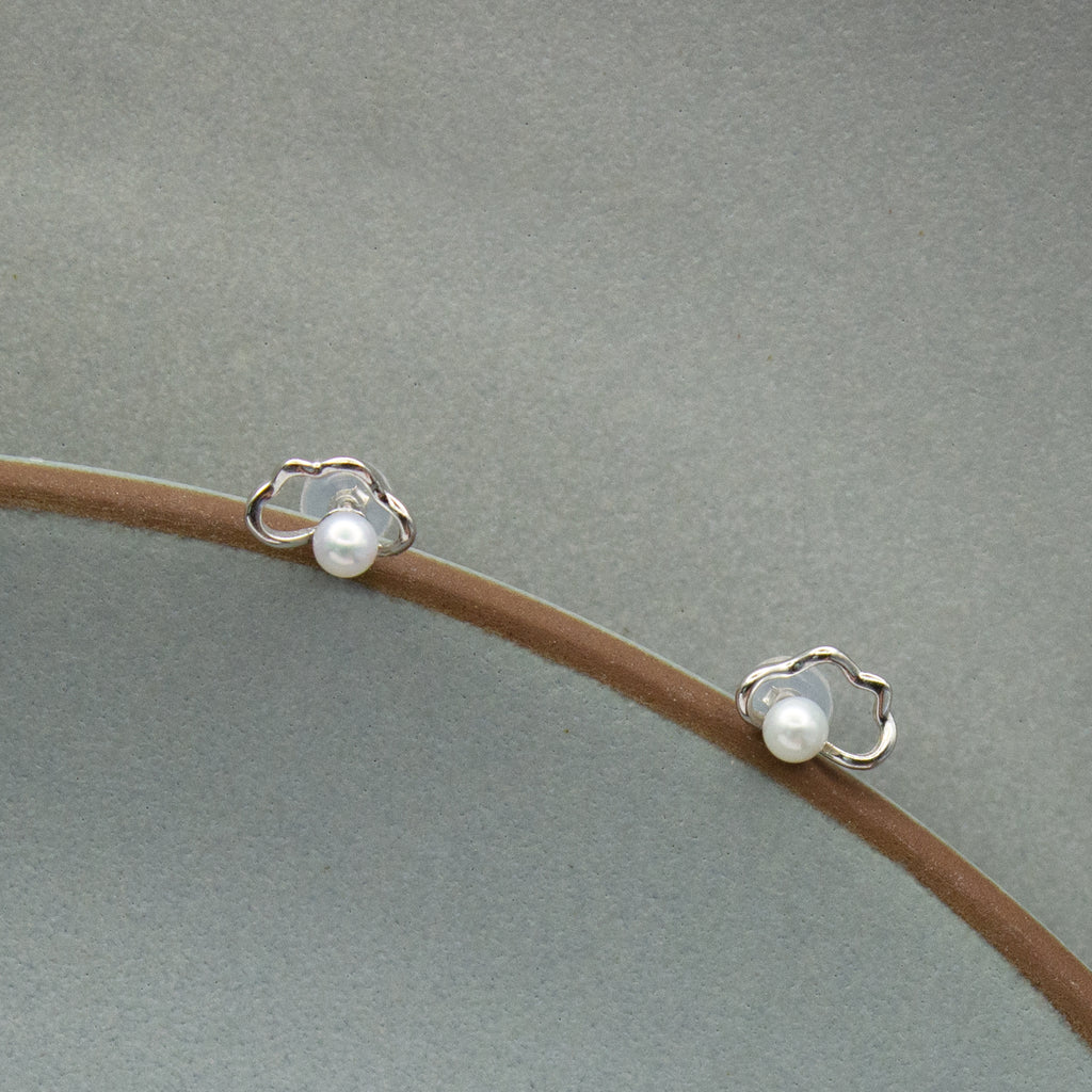 NUAGES ARGENTÉS. Boucles d’oreilles à Clou avec Perles Rondes en Forme de Nuage - Argent