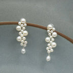 Vue rapprochée de boucles d'oreilles grappe de raisin argent avec perles d'eau douce mélangées, par Bijou Nacré