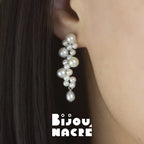 Boucles d'oreilles grappe de raisin argent avec perles rondes et baroques sur mannequin, par Bijou Nacré