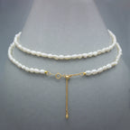 Vue rapprochée d'un collier long perles baroques or 18k avec chaîne rallonge, par Bijou Nacré