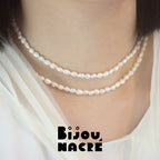 Collier long perles baroques d'eau douce or sur mannequin avec extrémité goutte, par Bijou Nacré