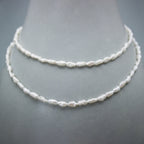 Vue d'ensemble d'un collier long perles baroques or 18k avec fermeture chaîne