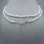 Collier perles baroques d'eau douce or avec rallonge goutte sur présentoir