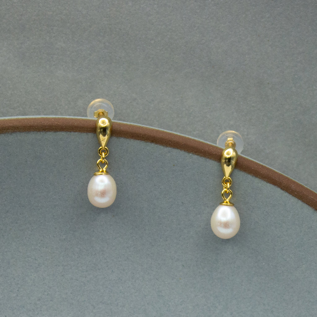 LARMES DORÉES. Reversed Droplet Oval Pearl Earrings - Gold