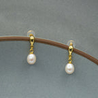 Vue rapprochée de boucles d'oreilles goutte inversée or 18k avec perle baroque, par Bijou Nacré